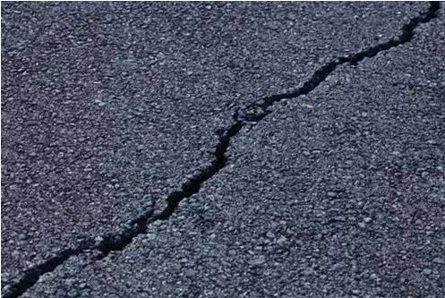 沥青路面出现裂缝的原因