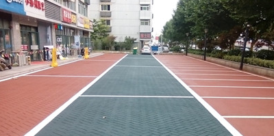 雨季行车 彩色透水沥青让您安全出行