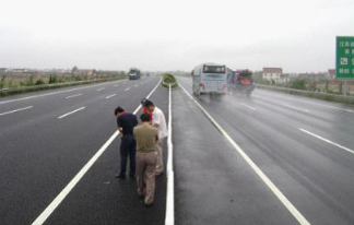 路面坑槽修补车对沥青路面养护作用